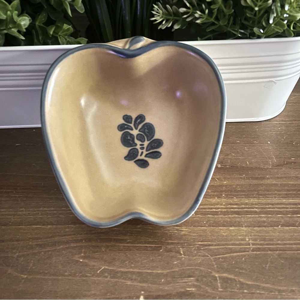 Pfaltzgraff Folk Art Apple Serving Dish, Vintage, Great Condition.